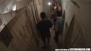 Парни по очереди трахают худую блондинку в кабинке